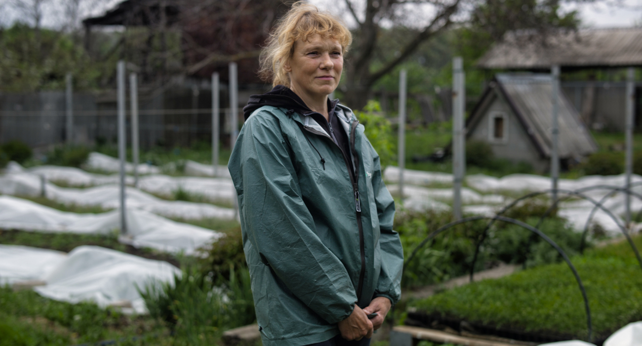 Наталя навпроти теплиць на фермі