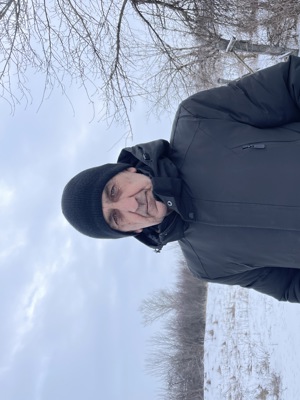 Валерій Миколайович на фоні засніженого поля