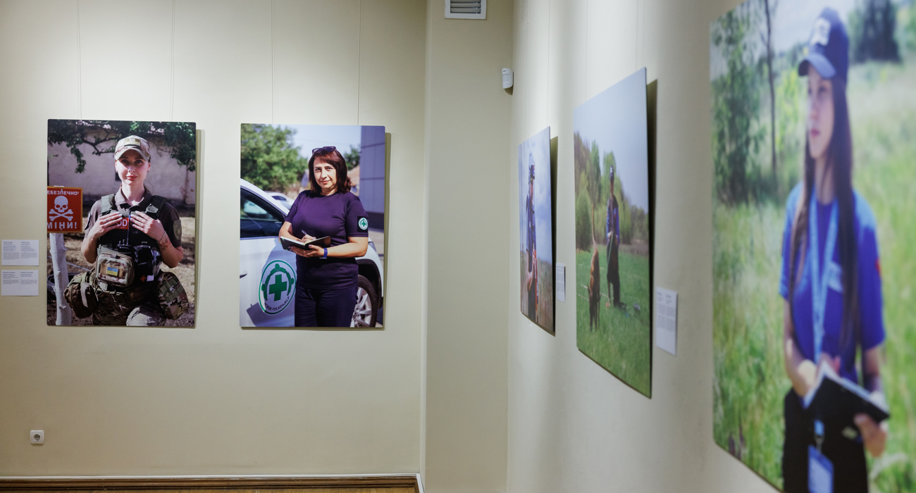 Фотографії жінок-розмінувальниць на виставці