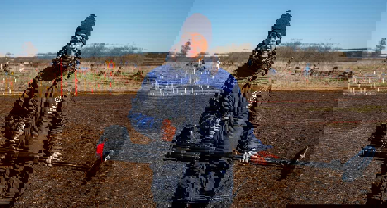 Курсантка під час навчання ручному розмінуванню на полі з детектором