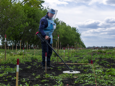 Демінер з детектором проводить розмінування нга Миколаївщині
