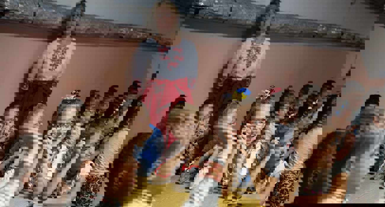 Діти з вчителем у класі під час навчання безпечній поведінці при зустрічі з боєприпасами