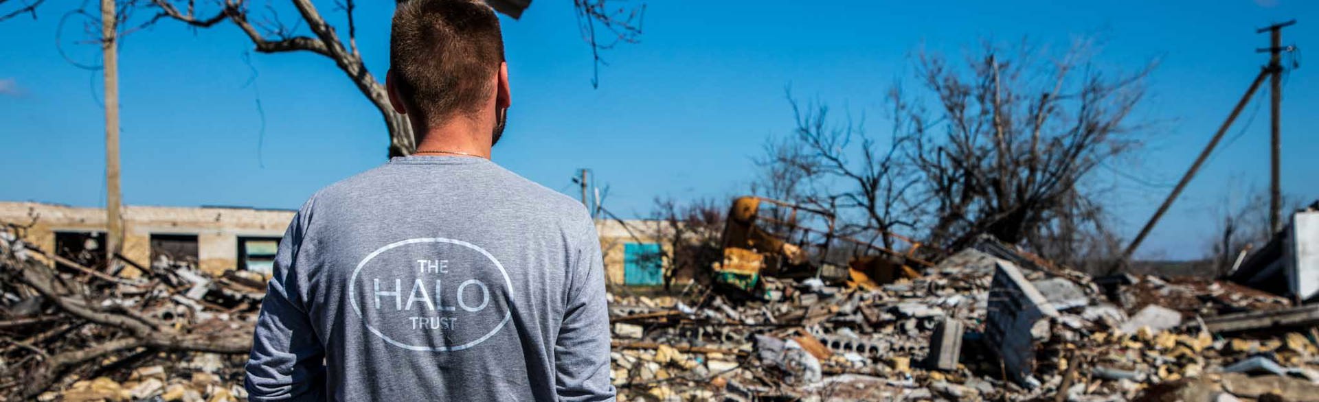 Спеціаліст з нетехнічного обстеження на фоні руїн після бойових дій