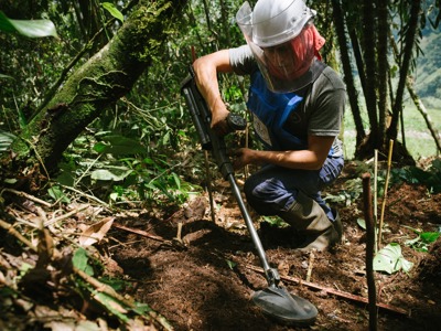 Link to Canada funds mine clearance in Colombia