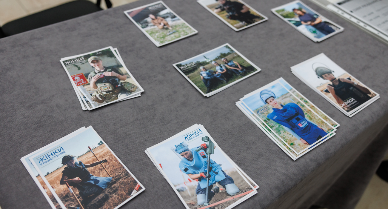 Пам'ятні листівки для відвідувачів виставки "Жінки у розмінуванні"