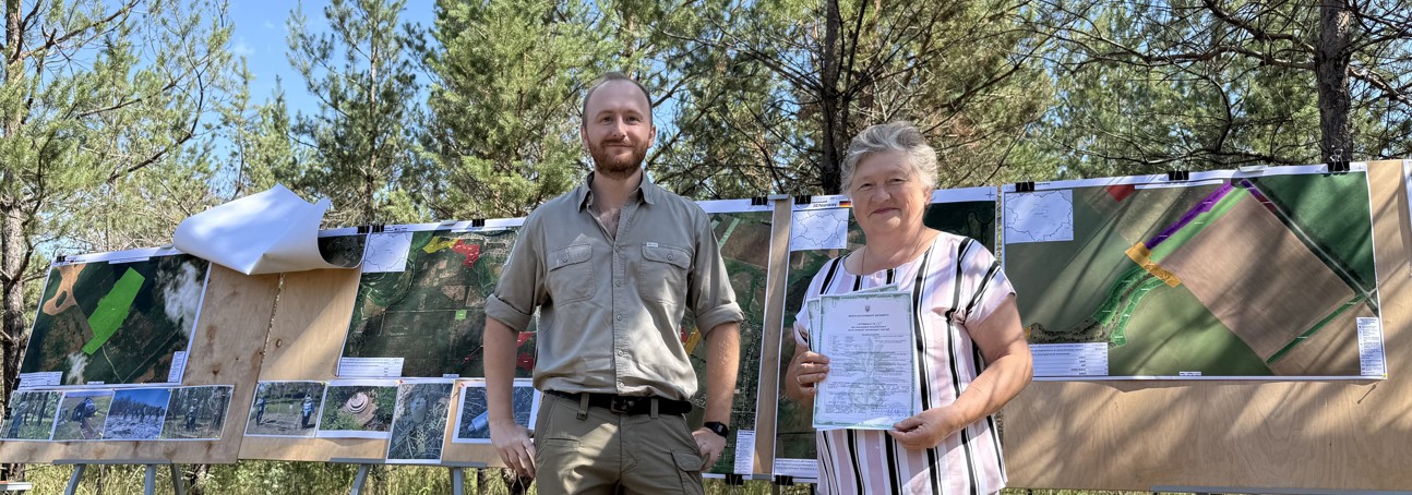 Староста села Борщівка отримує сертифікат на розміновану землю