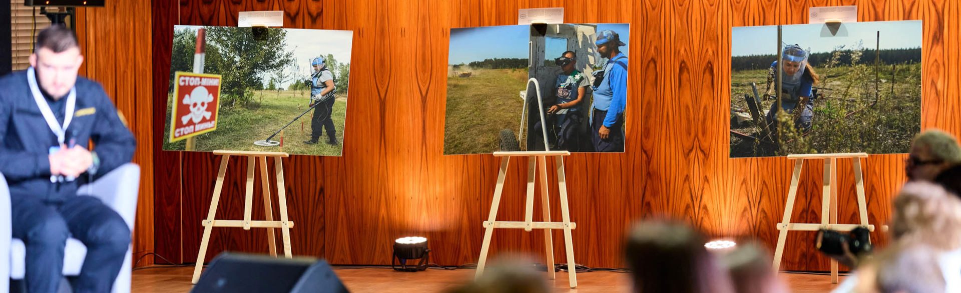 Виставка фотографій ХАЛО на мольбертах 