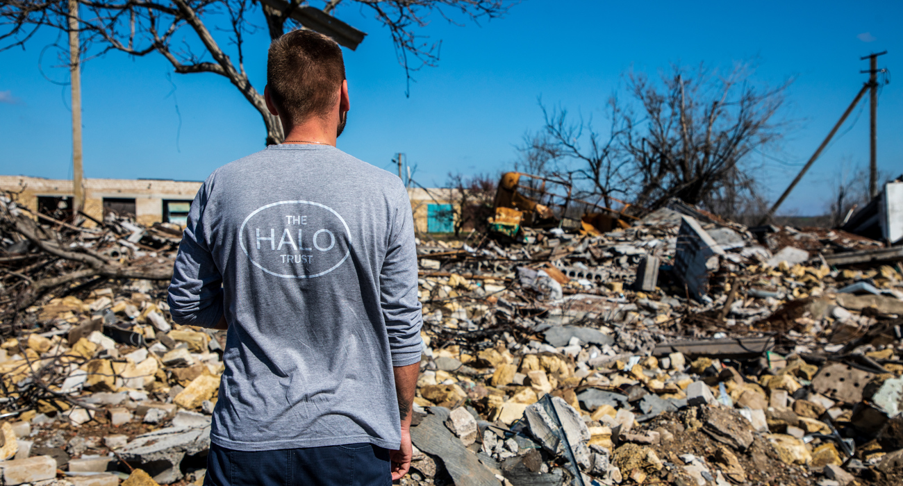 Спеціаліст з нетехнічного обстеження оглядає місце підриву будівлі