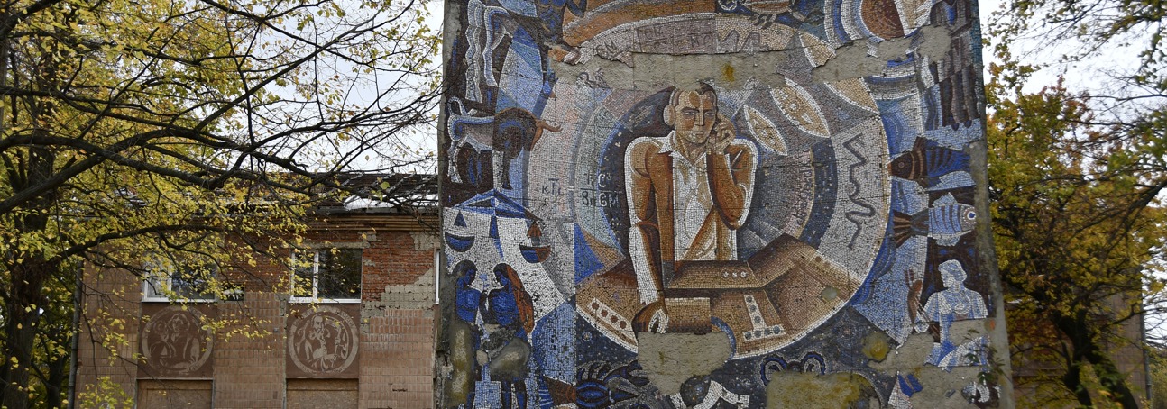 Мозаїка, що зобаржає радіооператора в оточенні астрономічних символів