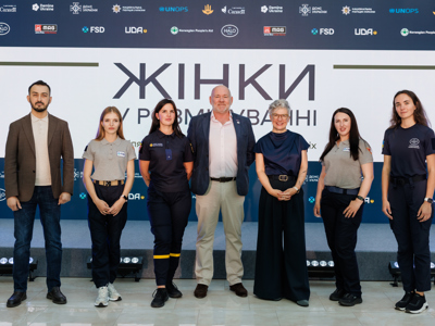 Голова програми з почесними гостями та учасницями виставки