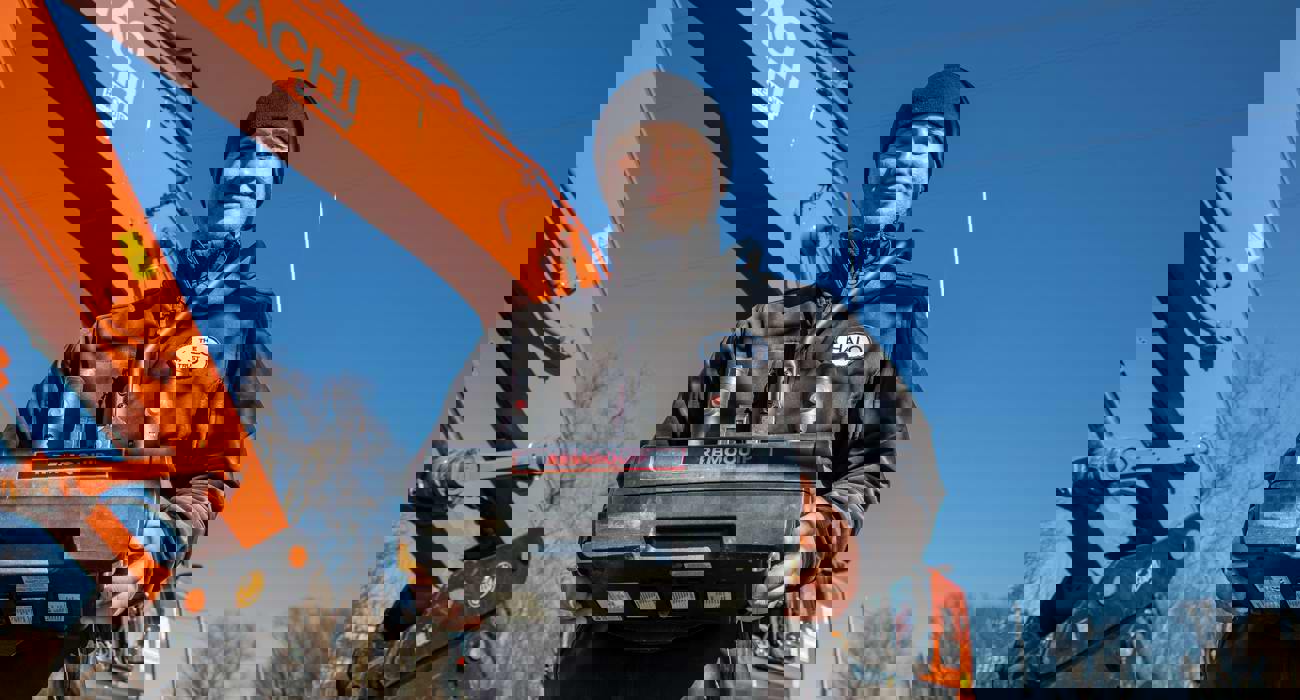 Демінер під час навчання механічному розмінуванню за допомогою важких машин з дистанційним керуванням навпроти екскаватора