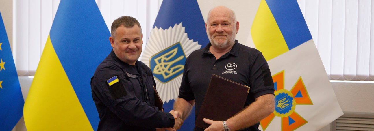 Голови ХАЛО Україна, Піт Сміт та ДСНС, Андрій Данік тиснуть руки під час підписання Меморандукму про співпрацю