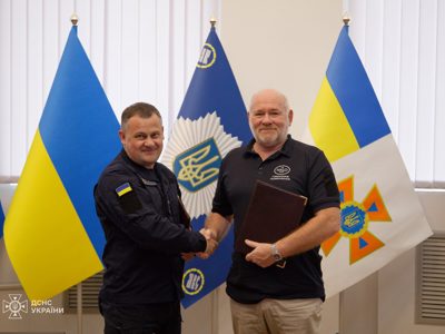 Голови ХАЛО Україна, Піт Сміт та ДСНС, Андрій Данік тиснуть руки під час підписання Меморандукму про співпрацю