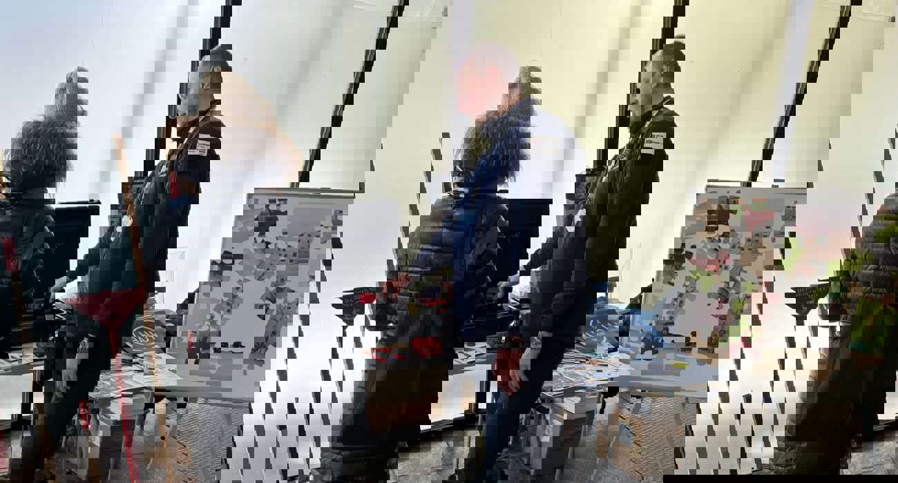 Представник HALO інформує відвідувачку про мінну небезпеку