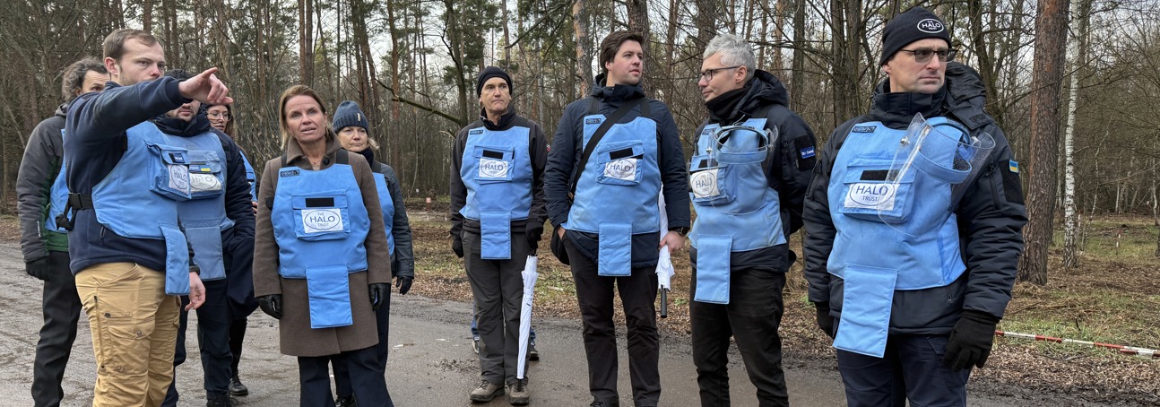 Візитери та представники HALO дивляться на роботу машини механічного розмінування