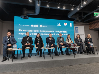 Спікери на сцені під час презентації