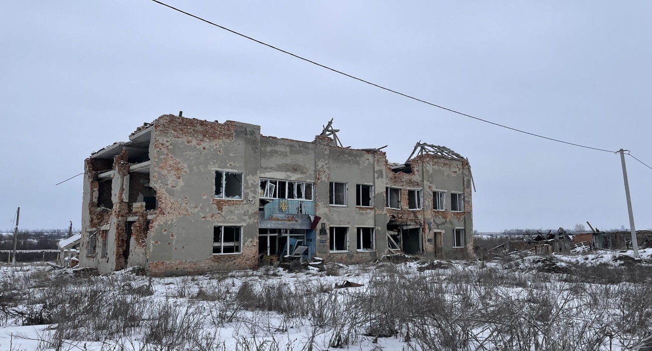 Зруйнована будівля адміністрації