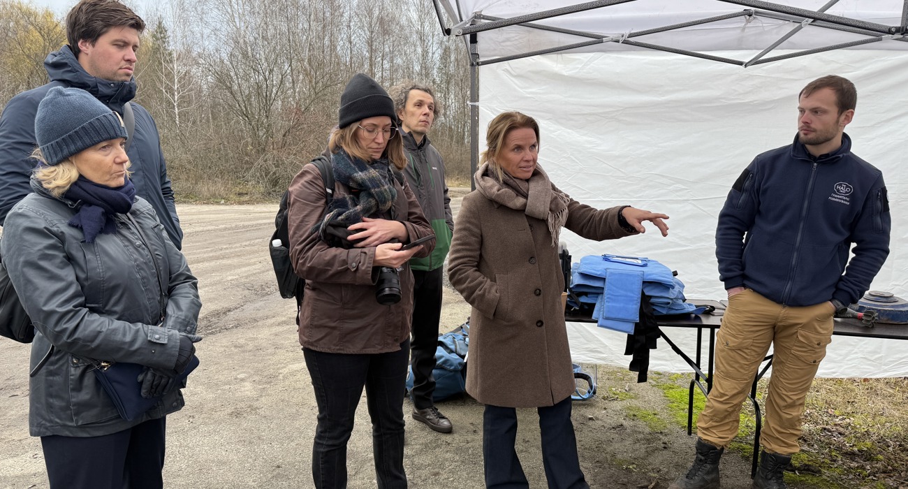 Спілкування з донорами на контрольному пункті біля ділянки розмінування