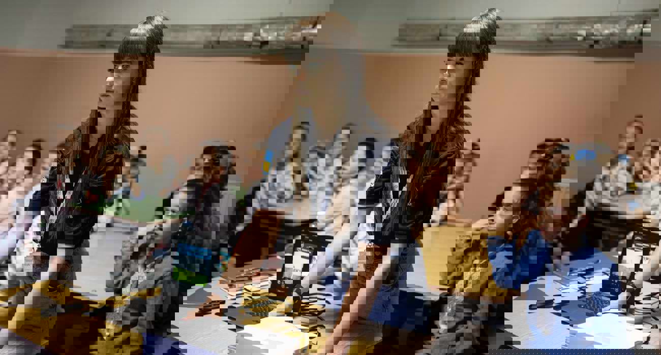 Спеціалістка з мінної просвіти під час навчання дітей 