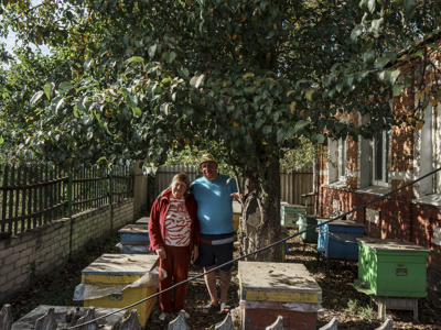 Бджолярі з Харківщини біля своїх вуликів