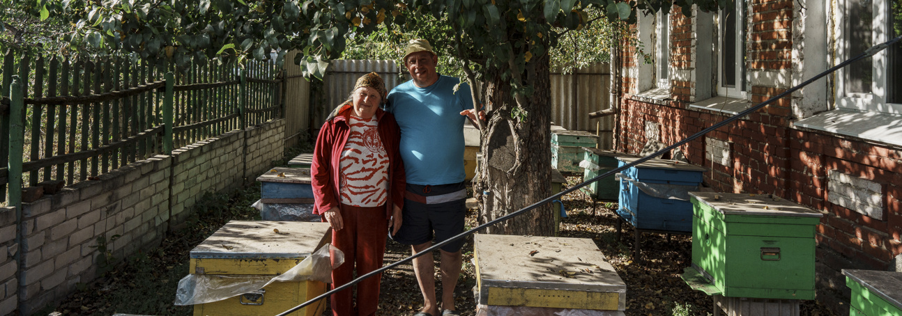 Бджолярі з Харківщини біля своїх вуликів