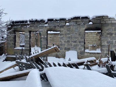 Згарище господарської будівлі після пожежі