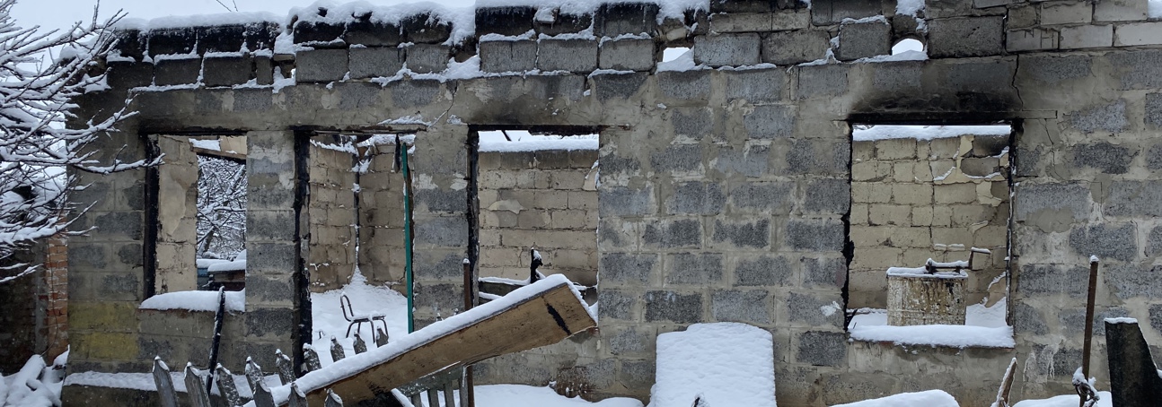 Згарище господарської будівлі після пожежі