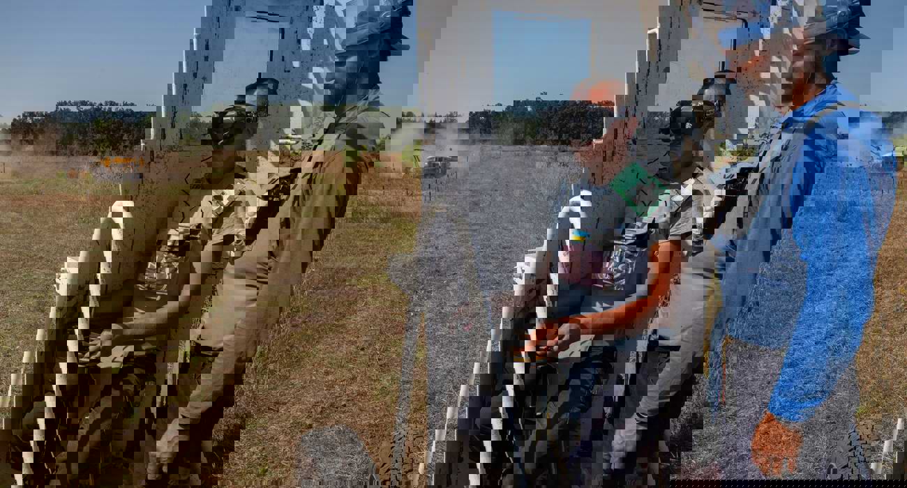 Оператори машини для дистанційного видалення рослинності стоять за щитом в VR-окулярах та з пультом дистанційного керування і управляють робочим процесом