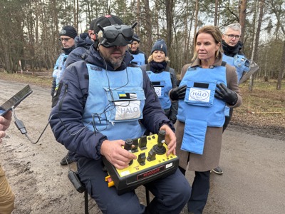 Директорка Nansen-programme в агенції NORAD спостерігає за роботою оператора машини мехрозмінування