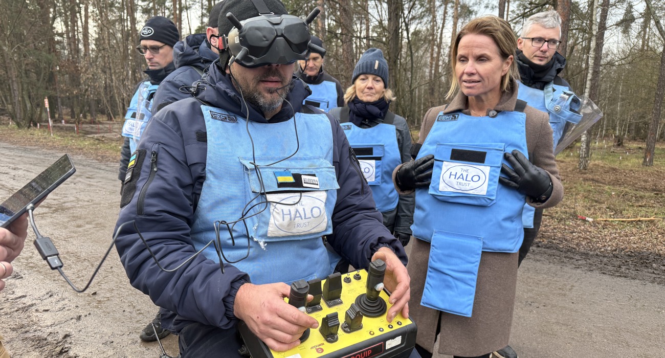 Директорка Nansen-programme в агенції NORAD спостерігає за роботою оператора машини мехрозмінування