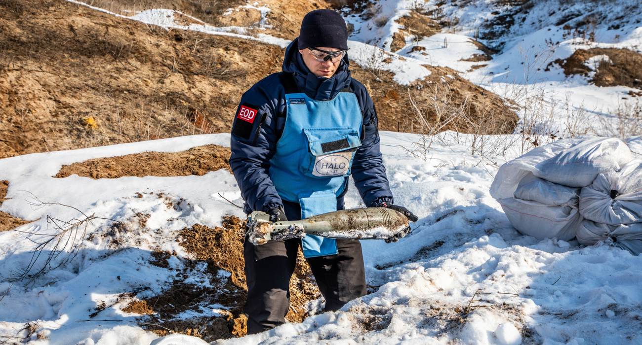 Спеціаліст зі знешкодження боєприпасів тримає в руках мінометну міну