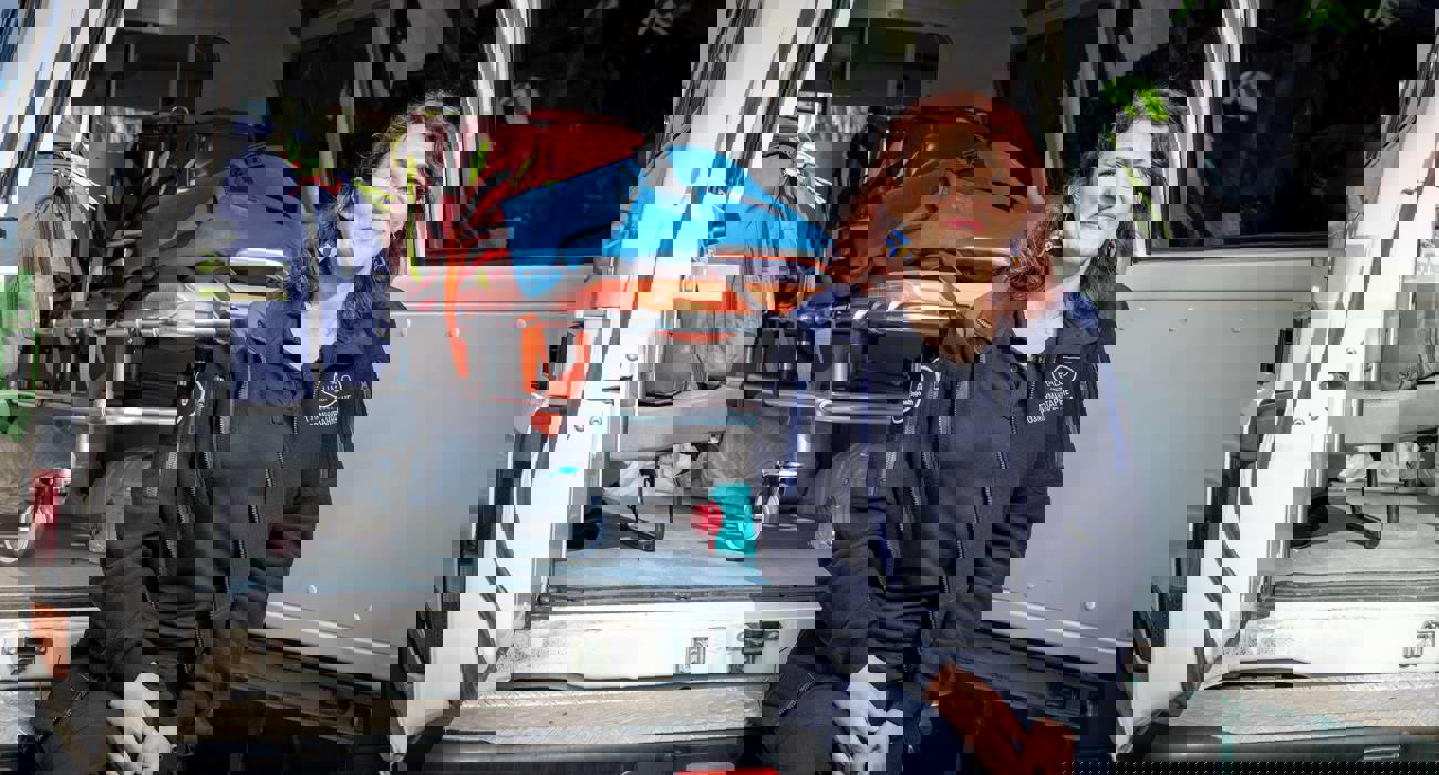 Медик-тренер навпроти карети швидкої допомоги під час тренінгу з парамедицини та першої длмедичної допомоги