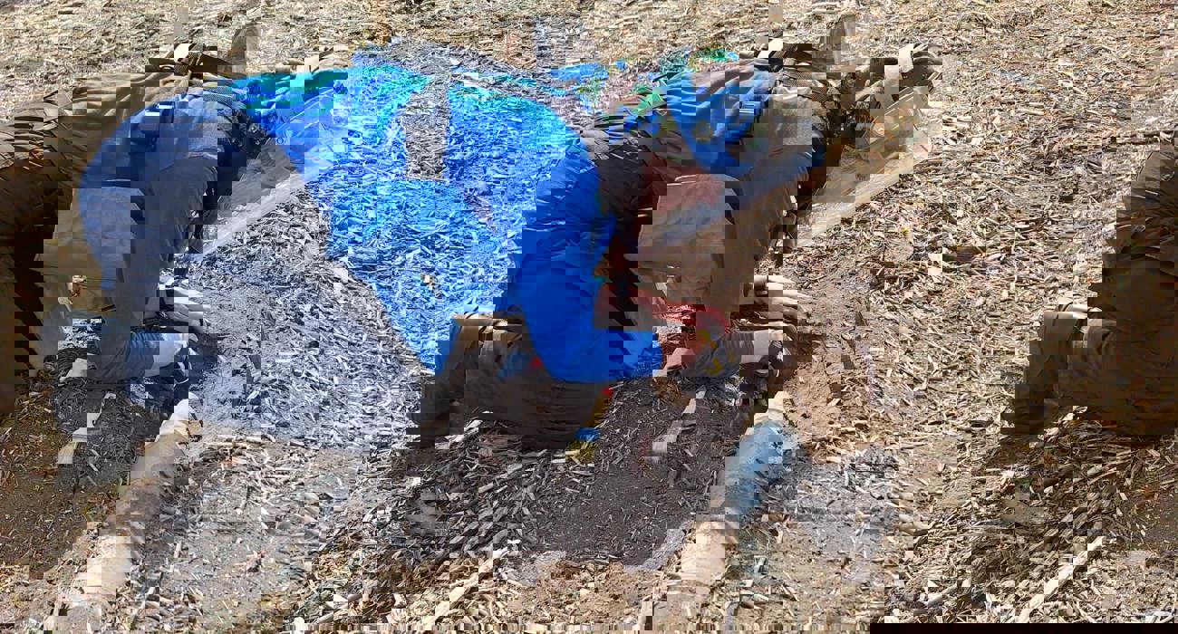 Спеціалістка зі знешкодження боєприпасів досліджує місце розташування мінометної міни, готуючись до знешкодження