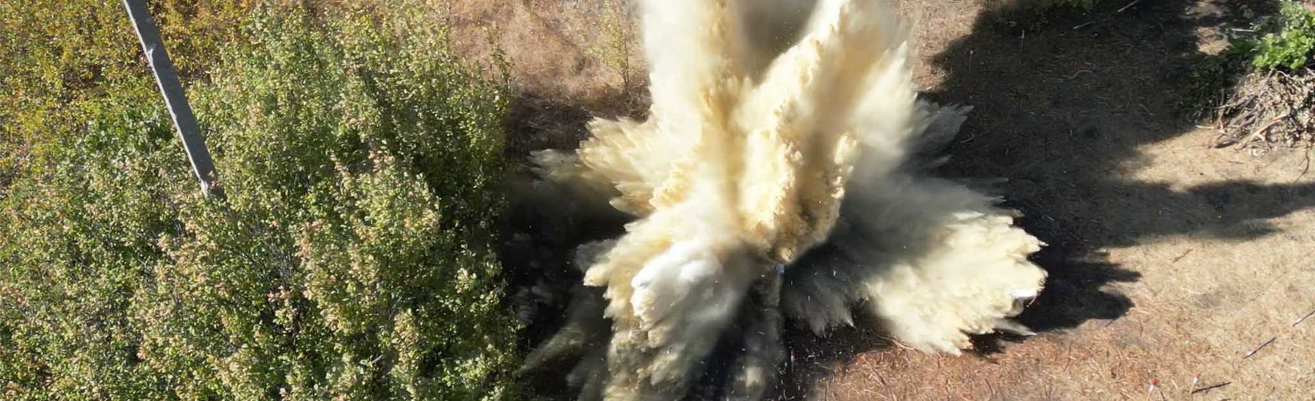 Вибух  на землі знятий з висоти дрона