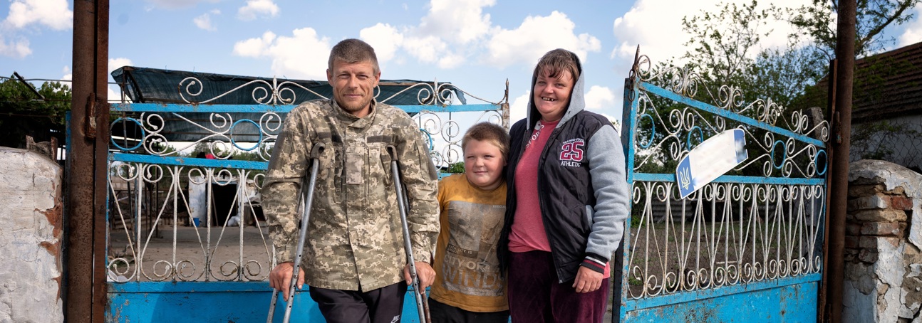 Родина Мелехових біля воріт в рідному селі