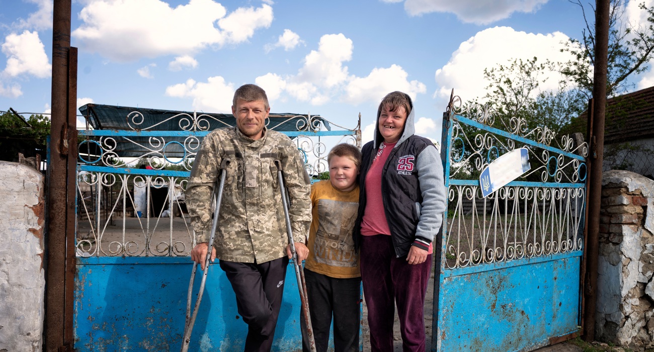 Родина Мелехових біля воріт в рідному селі