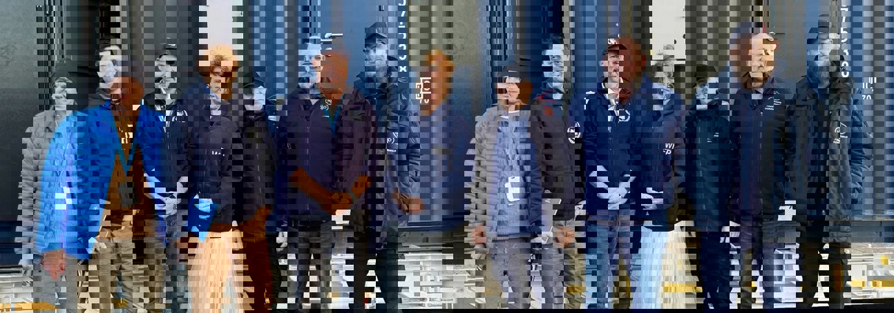 Представники HALO та WFP під час передачі контейнера для збереження вибухових речовин