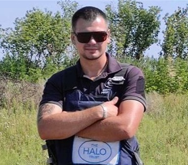 Портрет демінера в захисному спорядженні і темних окулярах на фоні поля