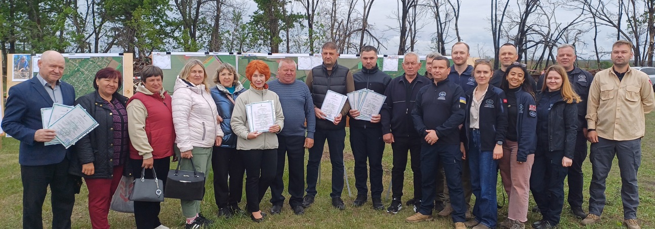 Представники місцевих громад Харківщини під час передачі очищених земель 