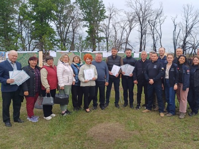 Представники місцевих громад Харківщини під час передачі очищених земель 