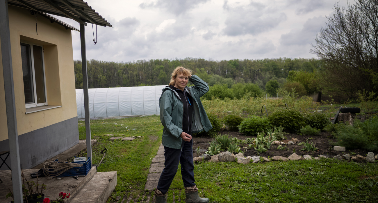 Наталя біля свого будинку на фермі
