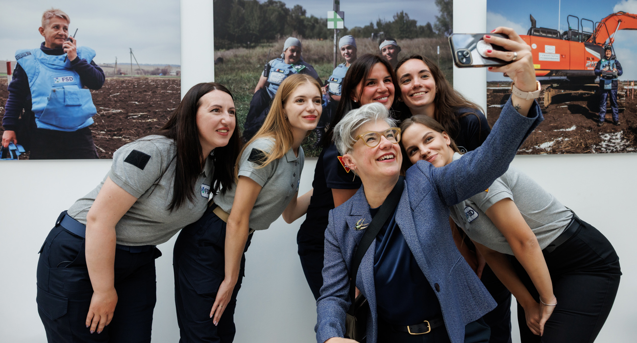 Пані Посолка канади в Україні, Наталя Цмоць робить пам'ятне селфі з героїнями виставки