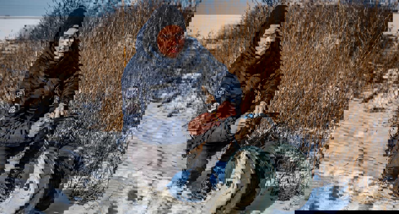 Спеціаліст зі знешкодження боєприпасів поруч із котушкою дроту для ініціації підриву