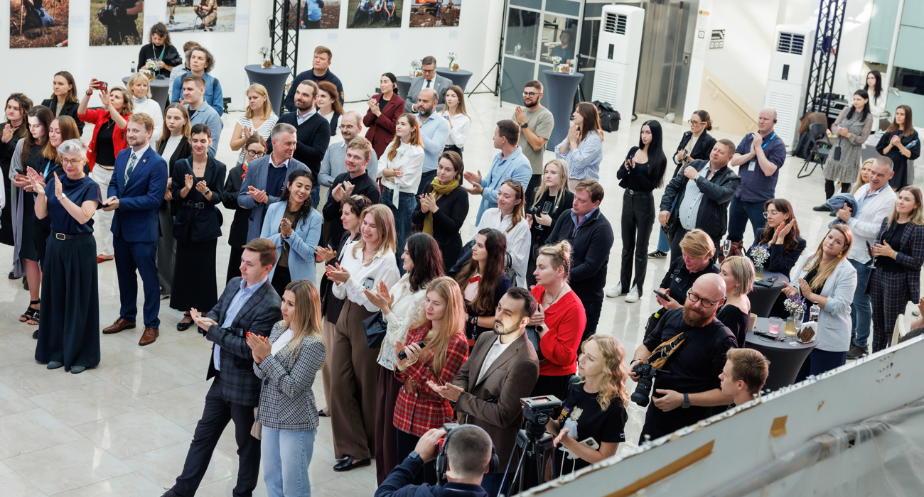 Відвідувачі події з нагоди відкриття виставки "Жінки у розмінуванні"