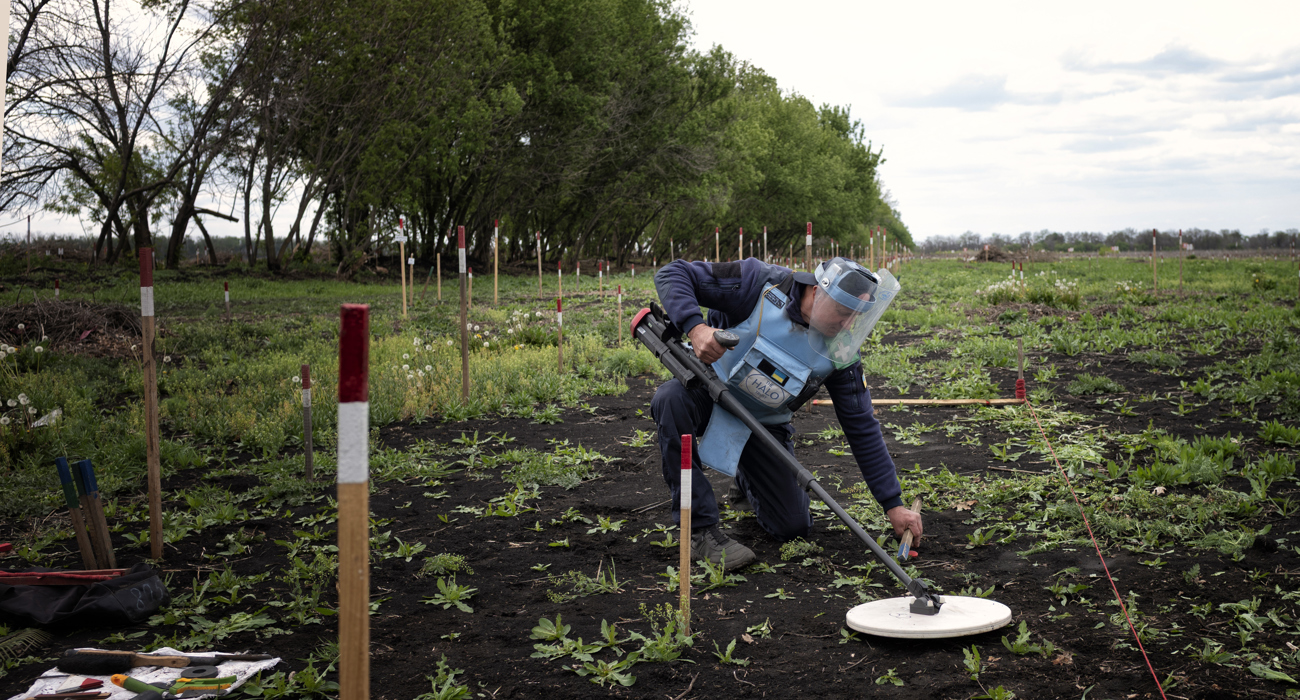 В'ячеслав маркує сигнал на землі під час розмінування