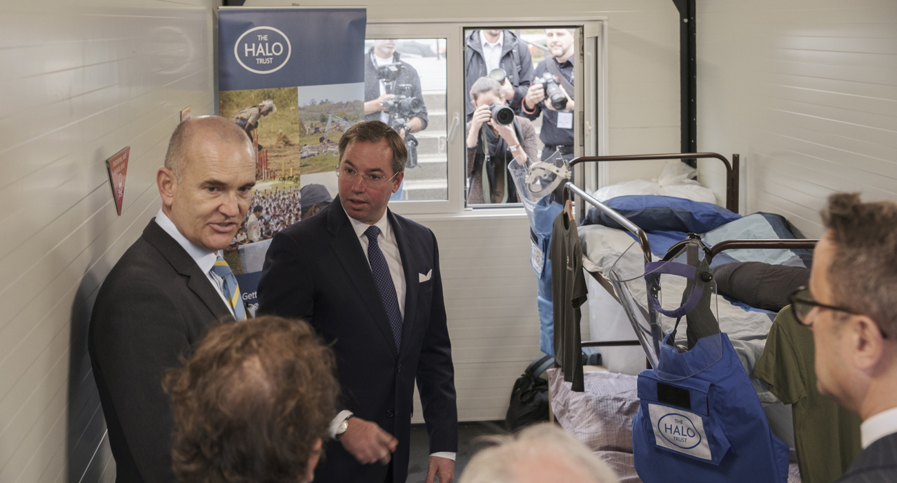 Брюс Едвардс, Голова Відділу партнерств, презентує роботу ХАЛО в Україні на конференції