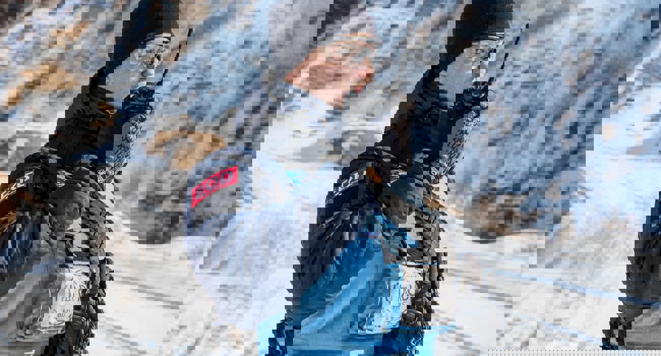 Спеціаліст зі знешкодження боєприпасів дає команду на проведення підриву по радіозв'язку