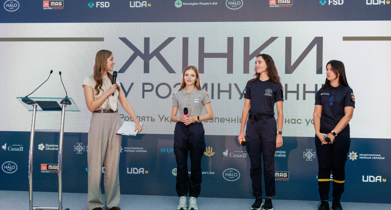 Ведуча і комунікаційниця HALO Ukraine спілкується з героїнями виставки на сцені